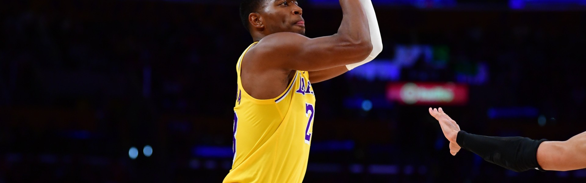 爱游戏-八村塁：我们上次交手被骑士打爆了 今天成功限制了米切尔和哈登