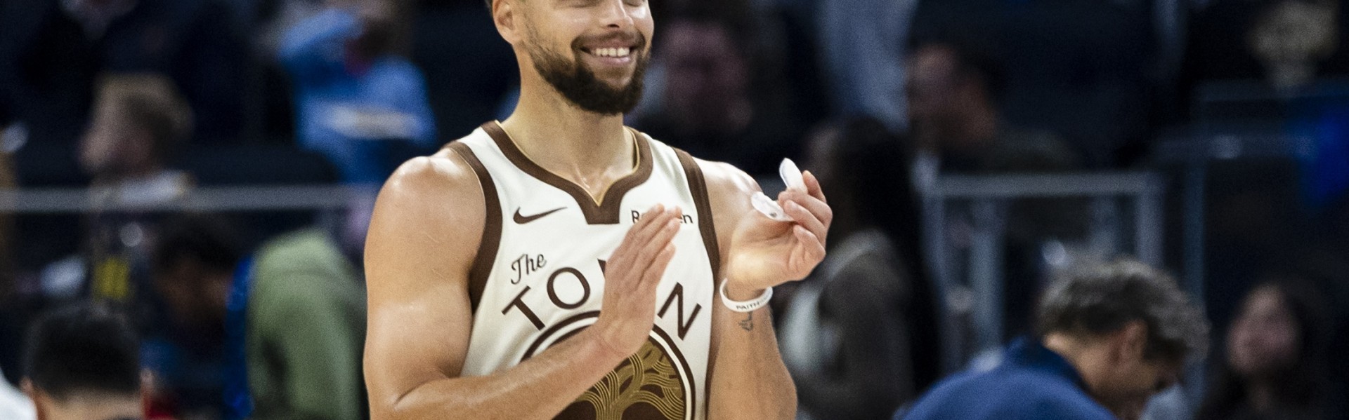 爱游戏官网-长线培养收获喜悦！科尔四后卫阵容刀刀暴击 库里终于能幸福躺赢