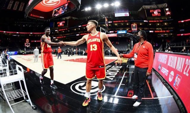 爱游戏体育-友情超越比赛！他们是老鹰阵中的一对特别战友